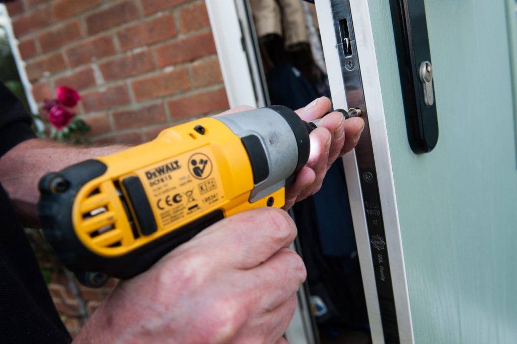 Установка замков входных дверей с выездом в Ижевске